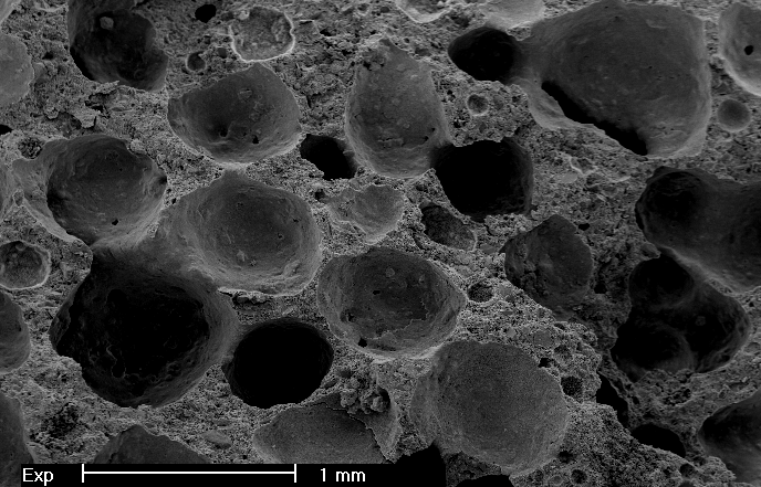 عکس گرفته شده با میکروسکوپ الکترونی (SEM) از بتن هوادرا اتوکلاوشده-بلوک سبک هبلکس پرین بتن آمود