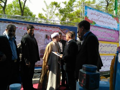 بازدید امام جمعه محترم اراک از غرفه پرین بتن در نمایشگاه خیرین مدرسه ساز